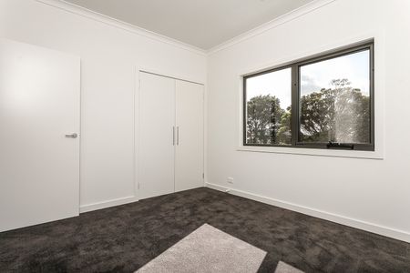 BEAUTIFUL FOUR BEDROOM PLUS STUDY TOWNHOUSE - Photo 3