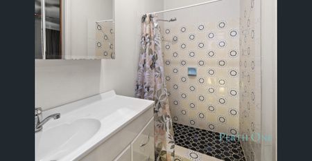 Comfortable Three-Bedroom Residence Near Schools & Shops!! - Photo 5