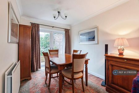 3 bedroom semi-detached house to rent - Photo 4