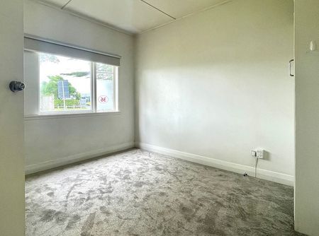 Walk to Town Centre, Train, easy access to M-way - Photo 2