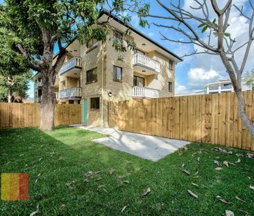 RENOVATED 2 BEDROOM UNIT WITH COURTYARD ! - Photo 6