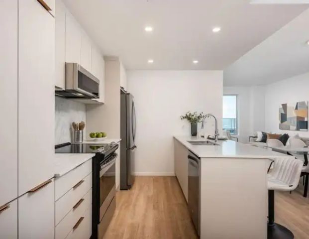 Westbury | 6993 decarie, Montreal - Photo 1