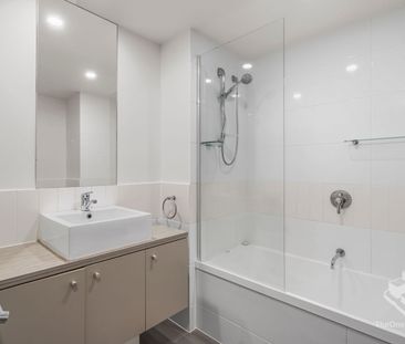 Stylish apartment new carpets, quality & new appliances - Photo 5