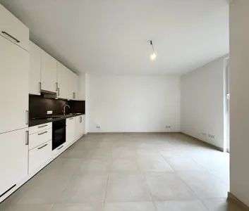 BEZUGSFERTIG: Neubau-Erstbezug mit Freifläche und Küche! - Photo 1