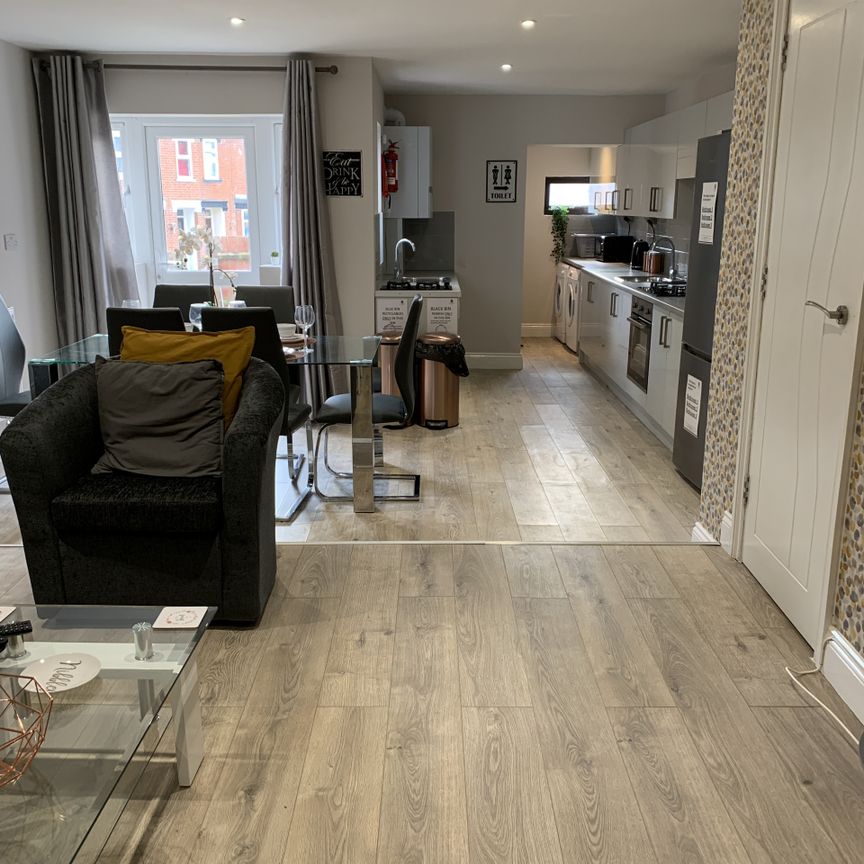 BEDROOM 4 – LARGE DOUBLE ENSUITE - Photo 1