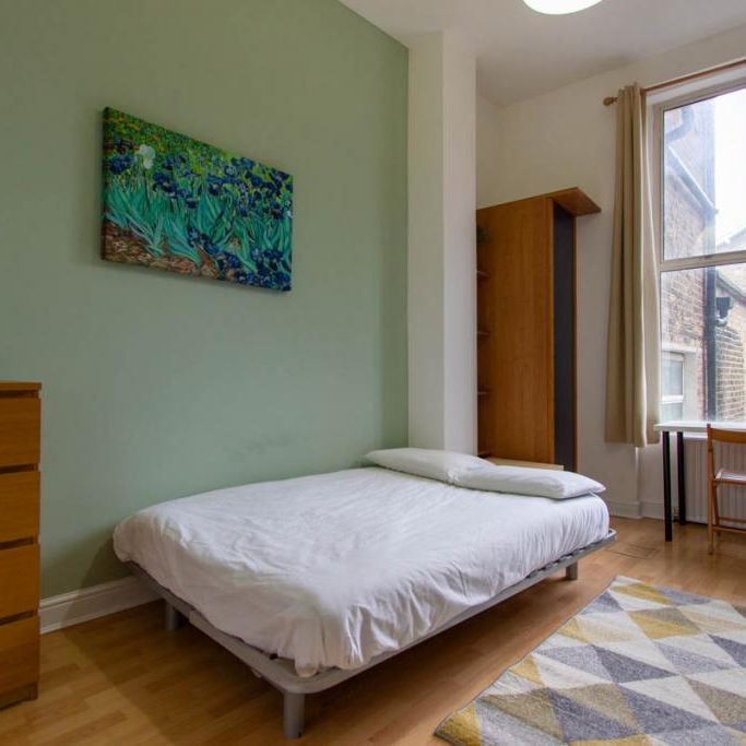 BILLS INCLUDED - Modern Studio to rent in Earls Court, London SW5 - Photo 1