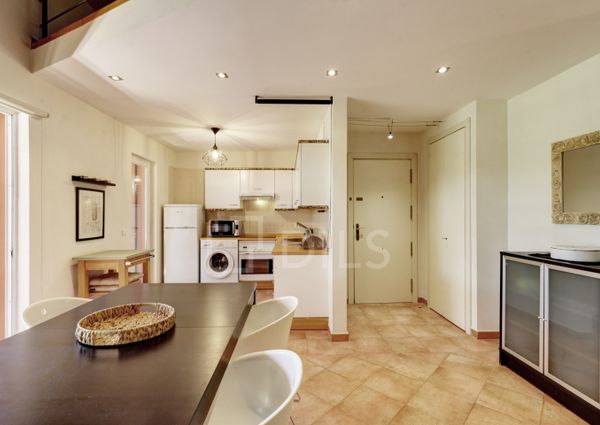 Apartamento T1+1 mobilado e com varandas, no condomínio da Herdade da Aroeira