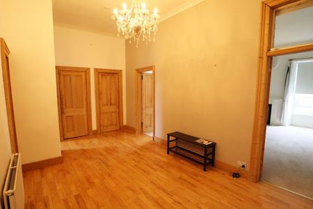 3 Bed, Flat - Photo 2