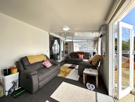 Sunny 3-Bedroom Home in Wainuiomata - Photo 3