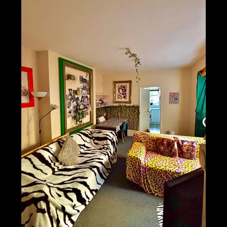 Room in a Shared Flat, Garratt Terrace, SW17 - Photo 1