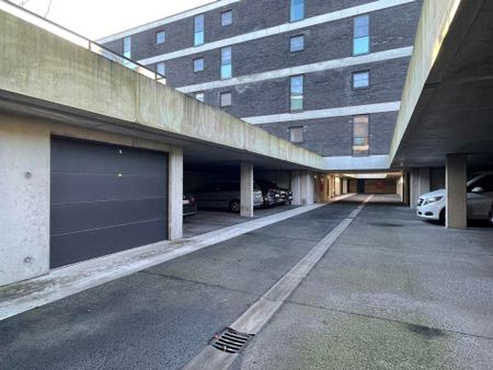 Residentie Silvae is gelegen in een parktuin aan de zuidrand van Gent. Het appartement (153m²) heeft een terras van 32m², een woonkamer met zicht op het groen en 3 slaapkamers. - Foto 4