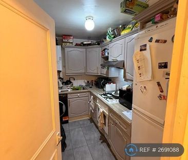 1 bedroom in a flat share to rent - Photo 5