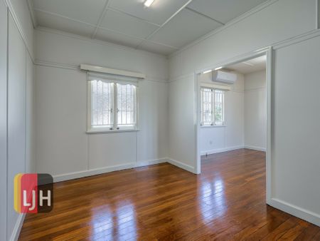 AIR CONDITIONED THREE BEDROOM HOUSE - Photo 4