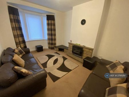 3 bedroom flat to rent - Photo 2