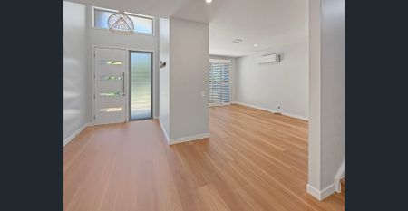 LARGE NEWLY RENOVATED FAMILY HOME IN HOPE ISLAND - Photo 2
