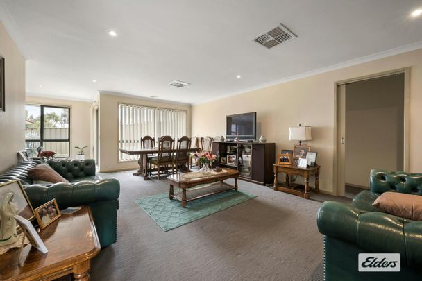 Beautiful Three Bedroom Townhouse - Photo 1