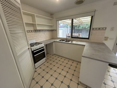 33 Daphne Crescent, Werribee VIC, Belconnen - Photo 4