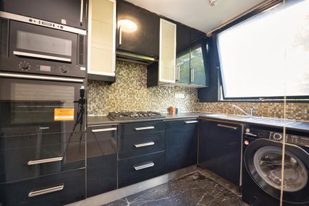 1 bedroom in a flat share to rent - Photo 5