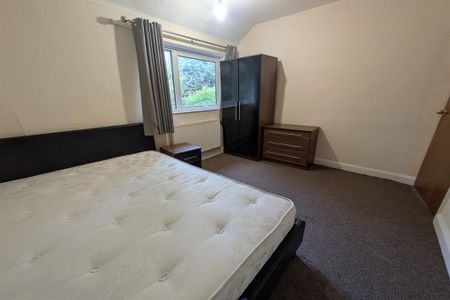 4 bedroom semi-detached house to rent - Photo 4