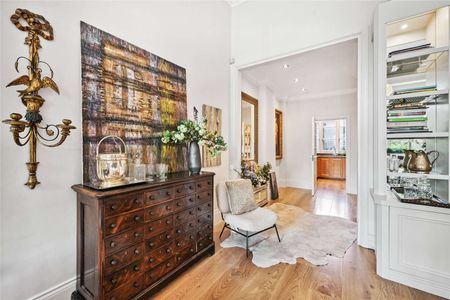 A beautiful newly refurbished raised ground floor flat located on the prestigious Cadogan Square. DOGS WELCOME. - Photo 3