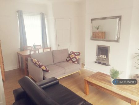 2 bedroom end of terrace house to rent - Photo 4