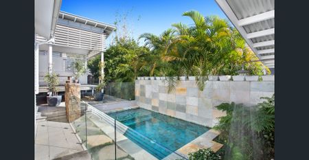 Timeless charm meets coastal luxury! - Photo 4