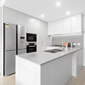 Immaculate, modern apartment in a sought after block - Photo 2