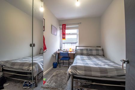 Stylish, contemporary six bed property - Photo 2