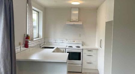 Spacious Three Bedroom House In Ferndown - Photo 2