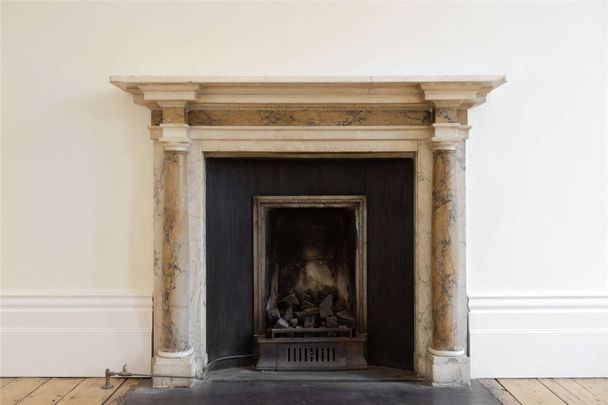 An immaculately presented two bedroom apartment situated on the raised ground floor of a traditional, period building overlooking communal gardens - Photo 1