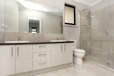 Modern Three Bedroom Townhouse in Altona North - Photo 3