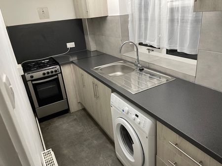 Studio Flat, Netley Road, IG2 - Photo 5