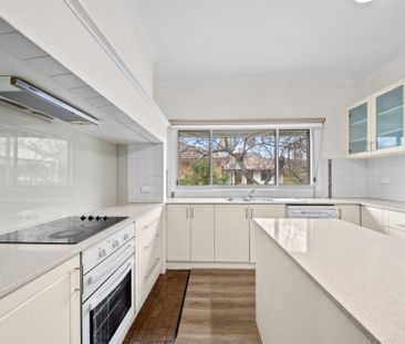Spacious Family Home Close to Bus stop - Photo 4
