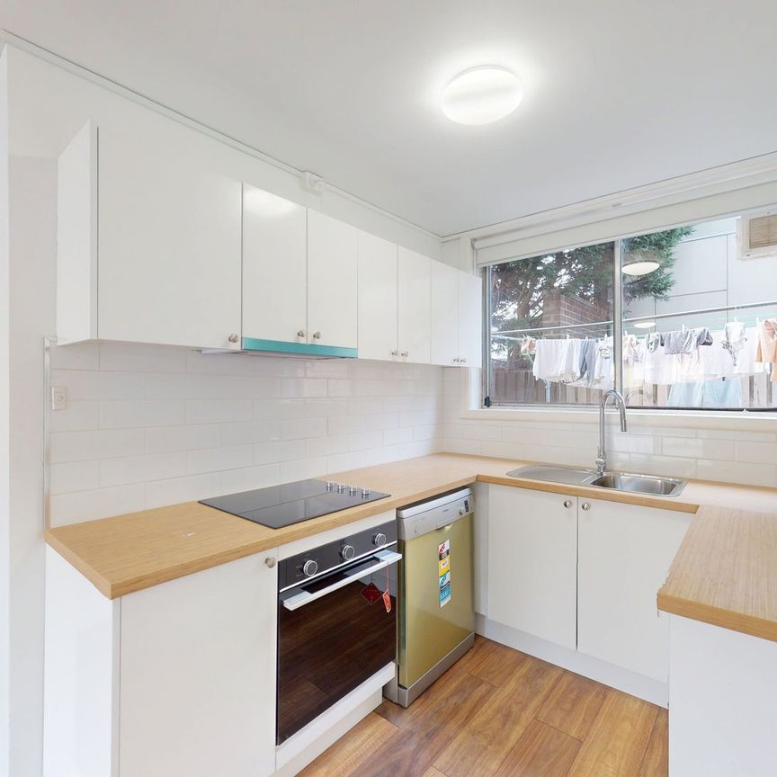 Newly Renovated Apartment & Perfectly Positioned for Convenience! - Photo 1