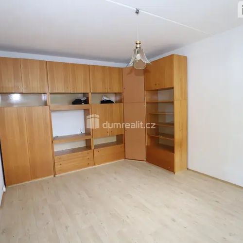 Pěkný útulný byt 1+1 ve třetím patře panelového domu s výtahem a dobrou možností parkování - Photo 1