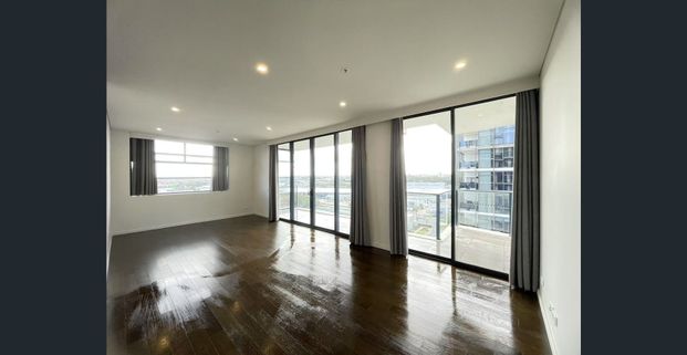 North facing 3 Bedrooms Apartment with Secure Parking! - Photo 1