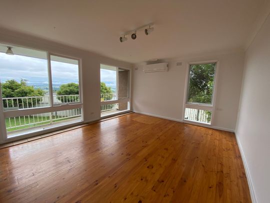 Charming 2-Bedroom Home with Stunning Mountain Views! - Photo 1