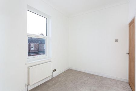 2 bedroom end of terrace house to rent - Photo 2