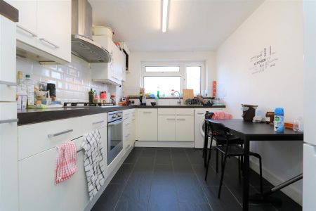 3 bedroom flat to rent - Photo 4