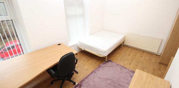 House - Terraced For Rent Laura Street, Pontypridd - Photo 2