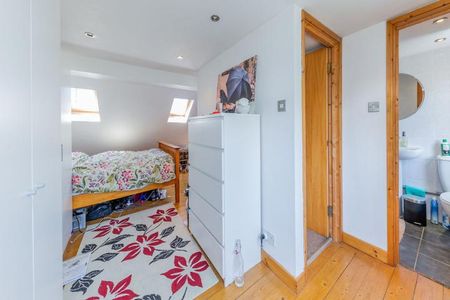 Bright and modern spacious house boasting solid oak flooring and two receptions - Photo 3