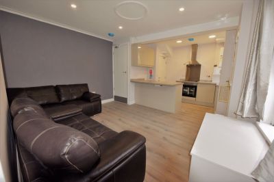 3 bedroom House in Harold Place (58), Leeds - Photo 3