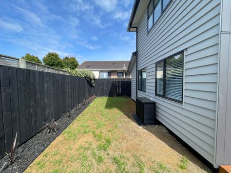 Two Level Townhouse&excl; Brand New&excl; Huge Garden&excl; - Photo 3