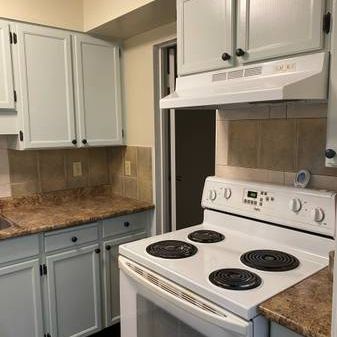 * BEAUTIFUL ONE BEDROOM PLUS DEN * PET FRIENDLY * STORAGE LOCKER * PARKING * - Photo 1