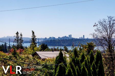 House in West Vancouver, BC - Photo 3