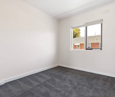 Low maintenance in Great Location! - Photo 2