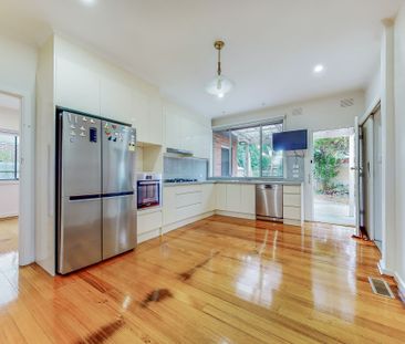SPACIOUS 3-BEDROOM HOME IN PRIME LOCATION - Photo 2