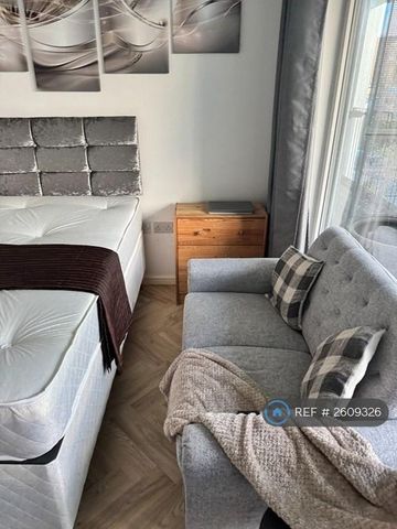 1 bedroom in a flat share to rent - Photo 3