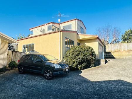 Newly Renovated Family Home in Prime Pakuranga Location” - Photo 4