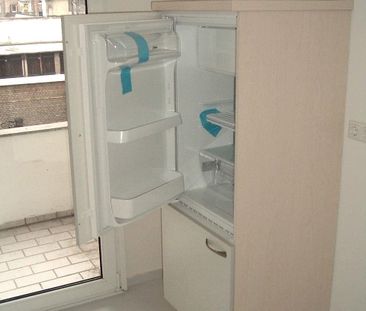 1-ZIMMERWOHNUNG - HELL GEFLIESTES BAD UND WC - LAMINATBODEN - EINBA... - Photo 2